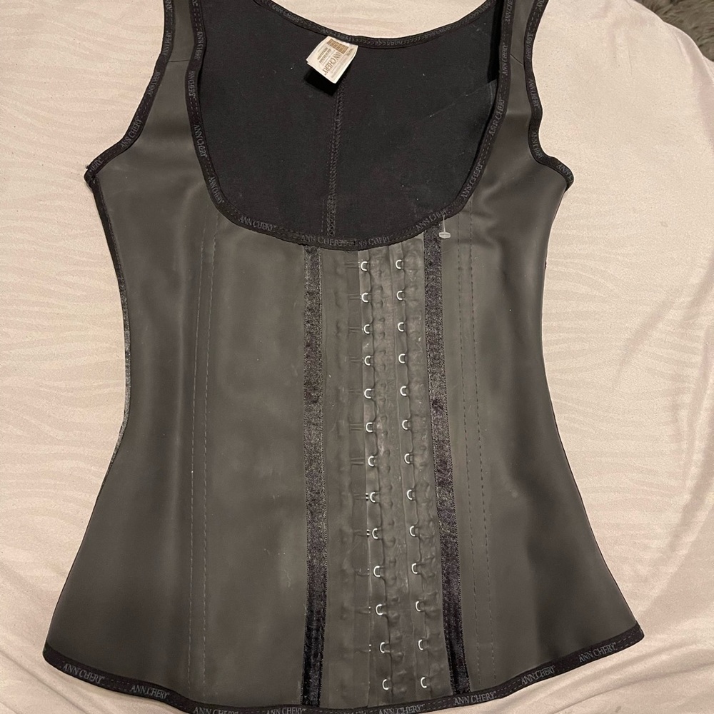 New without tags Ann cherry waist trainer